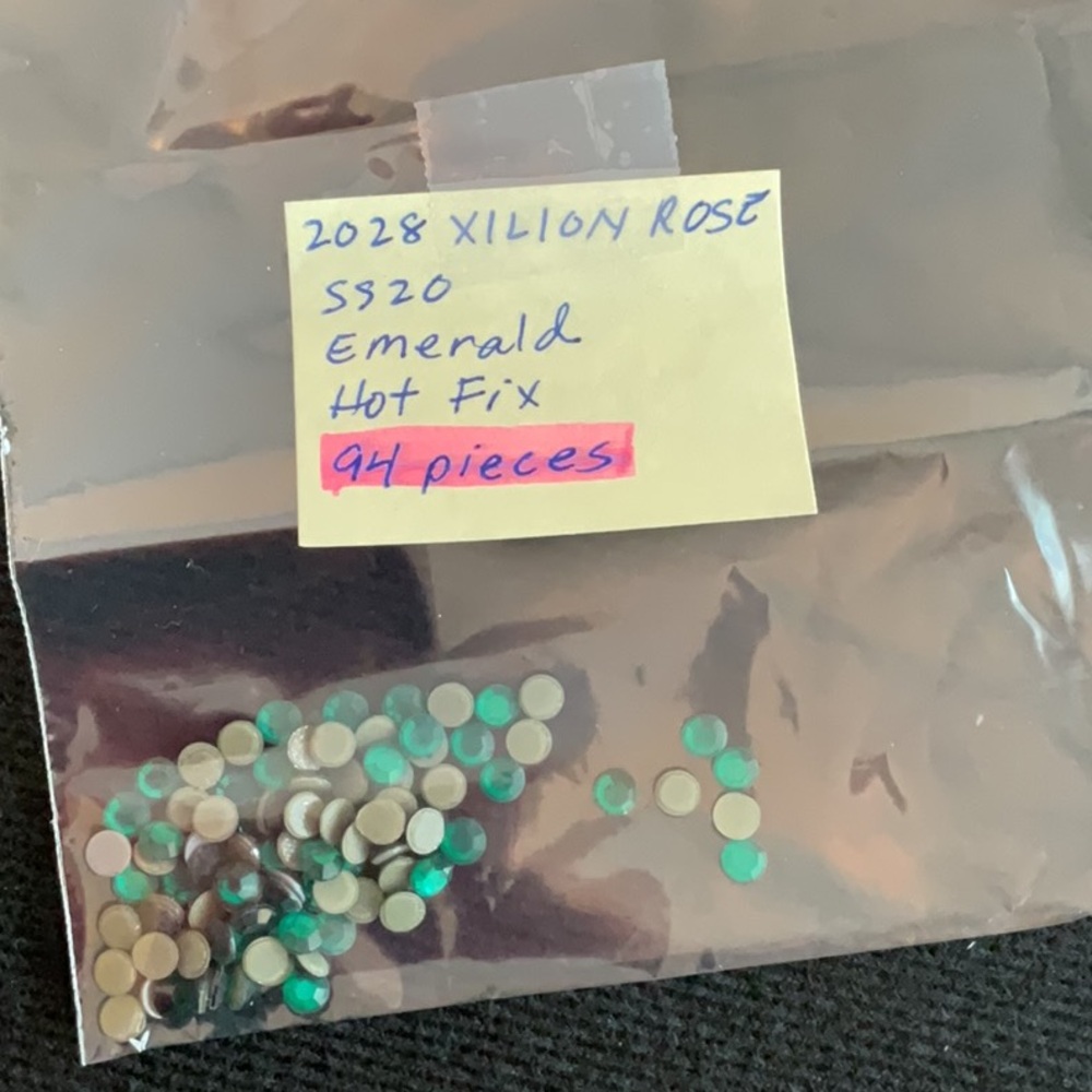 Swarovski • Color: Emerald, 2028 XILION Rose Hotfix Rhinestones